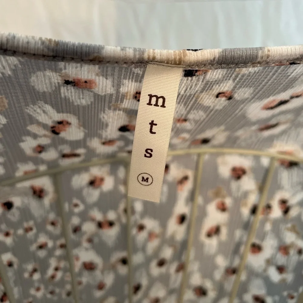 Women’s Floral Top - Medium - Flowy V-Neck Short Sleeves - EUC - Picture 5 of 8